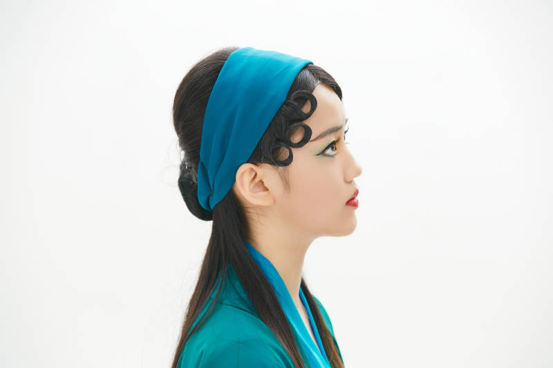 民间故事白蛇传中小青服饰妆面的亚洲少女图片