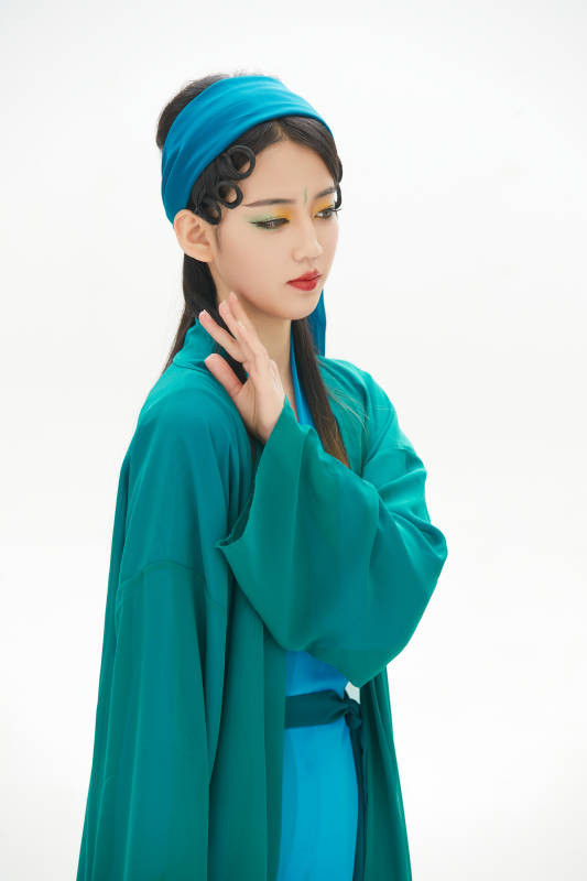 民间故事白蛇传中小青服饰妆面的亚洲少女图片