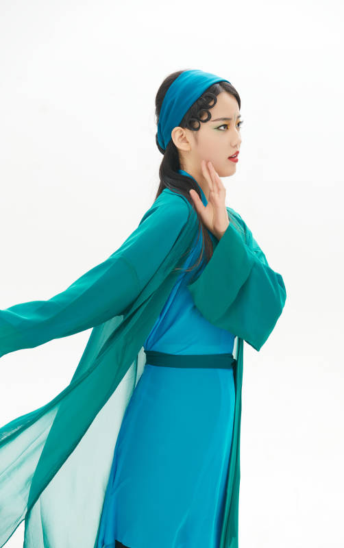 民间故事白蛇传中小青服饰妆面的亚洲少女图片