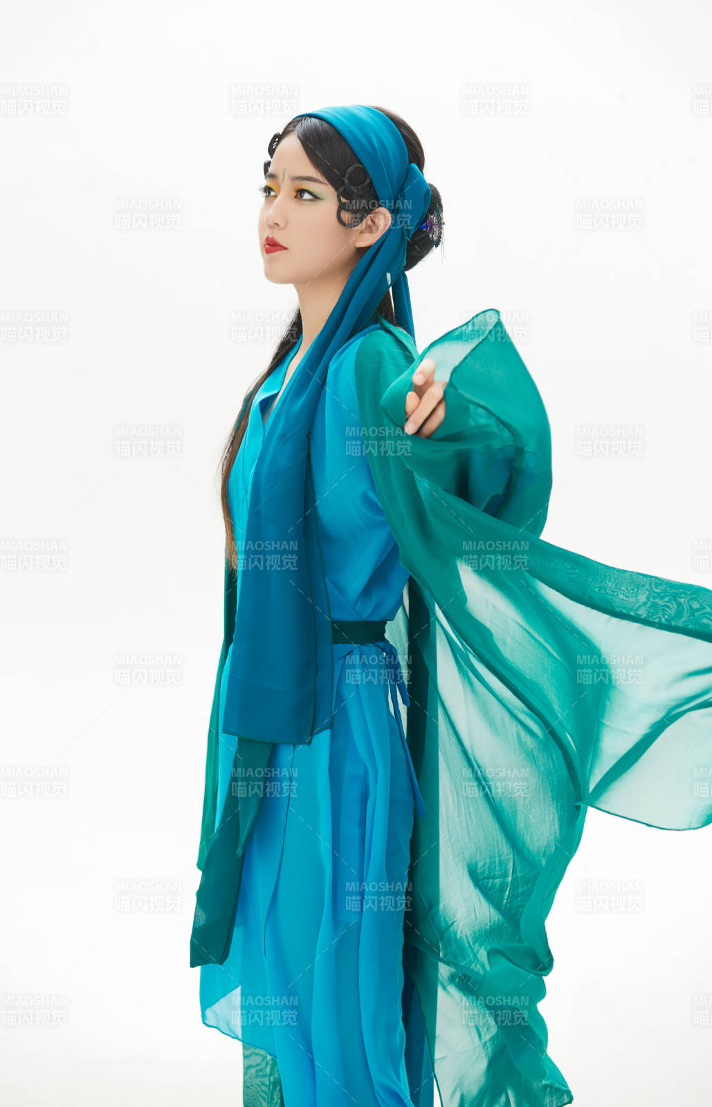 民间故事白蛇传中小青服饰妆面的亚洲少女图片