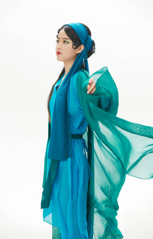 民间故事白蛇传中小青服饰妆面的亚洲少女图片