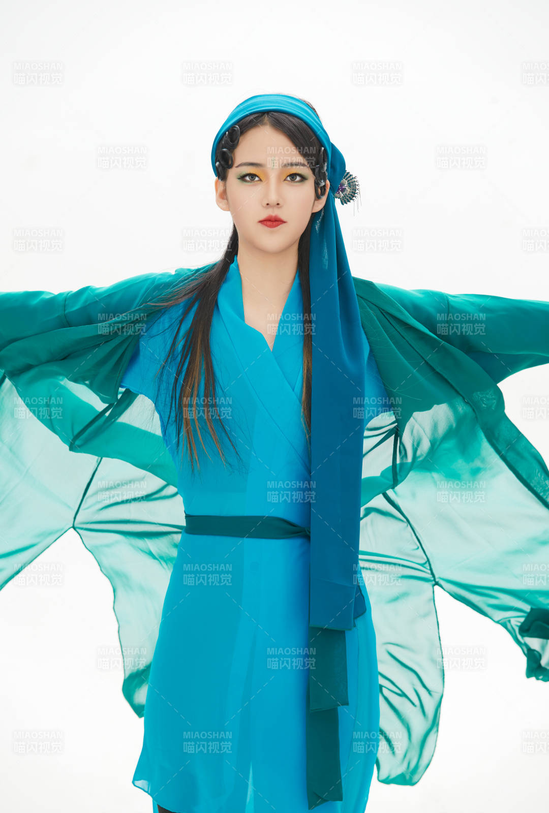 民间故事白蛇传中小青服饰妆面的亚洲少女图片