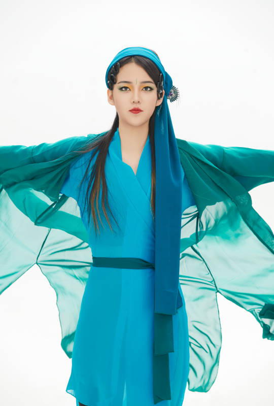 民间故事白蛇传中小青服饰妆面的亚洲少女图片