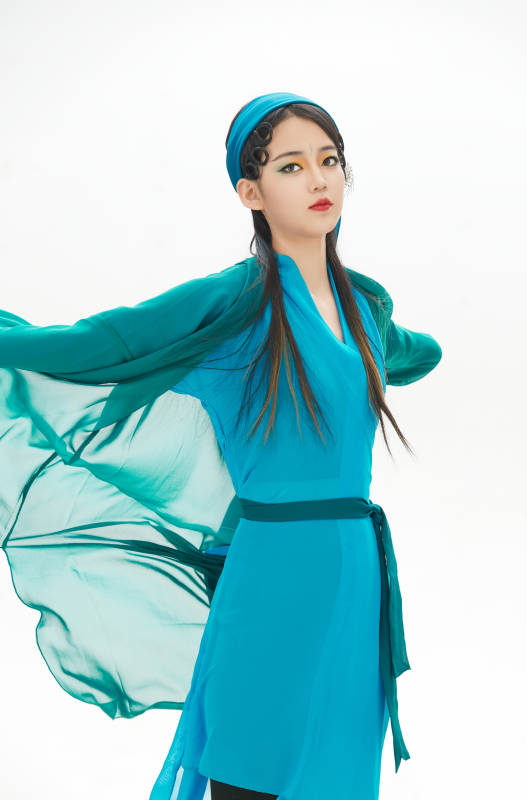 民间故事白蛇传中小青服饰妆面的亚洲少女图片