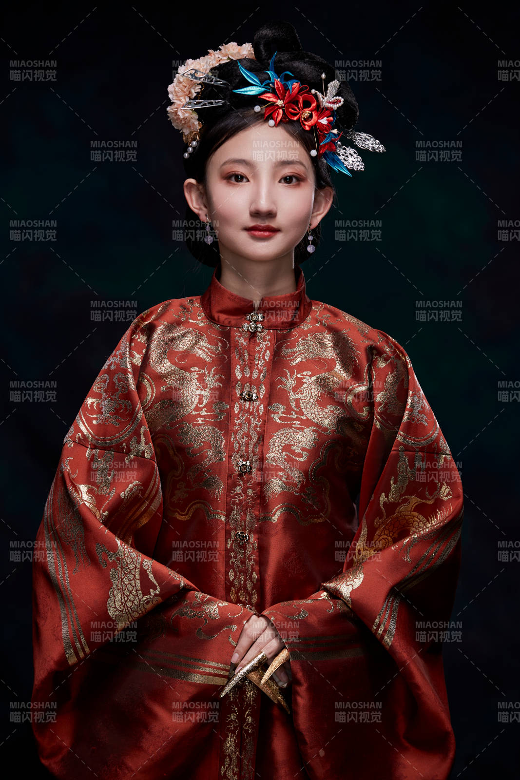 身穿明朝古装汉服的东方少女图片