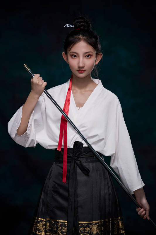 身穿明朝古装汉服的东方少女图片