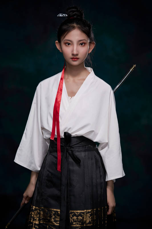 身穿明朝古装汉服的东方少女图片