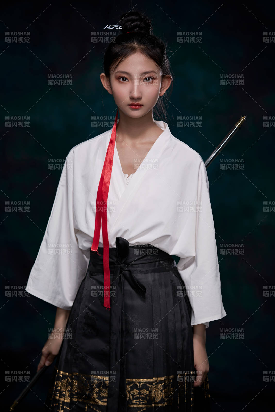 身穿明朝古装汉服的东方少女图片