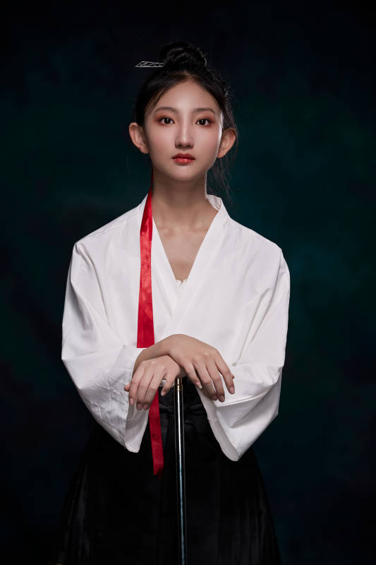 身穿明朝古装汉服的东方少女图片