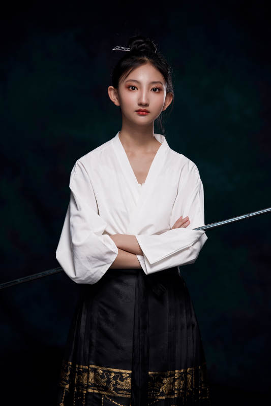 身穿明朝古装汉服的东方少女图片