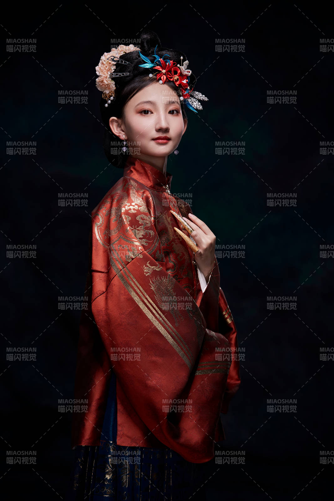 身穿明朝古装汉服的东方少女图片