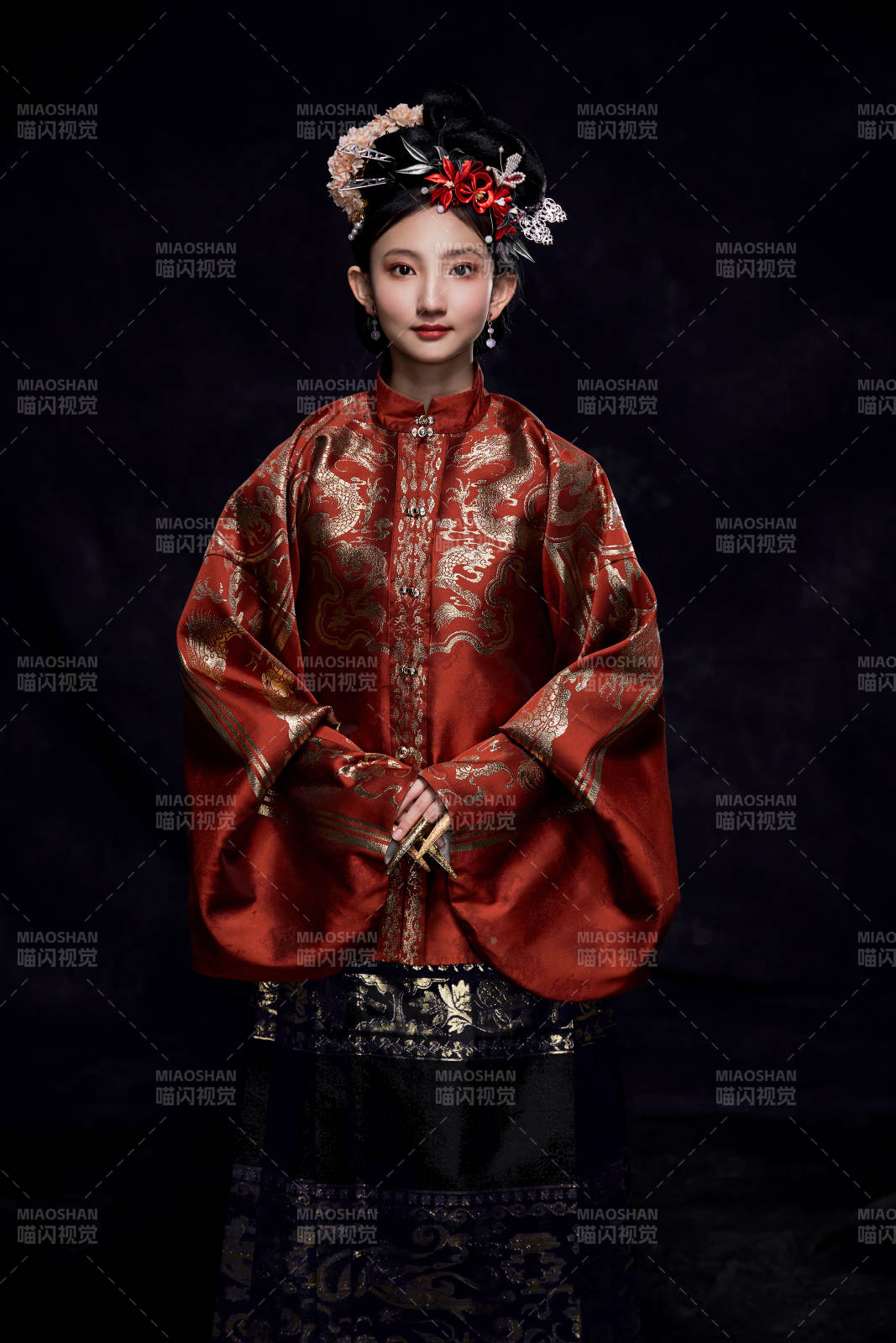 身穿明朝古装汉服的东方少女图片