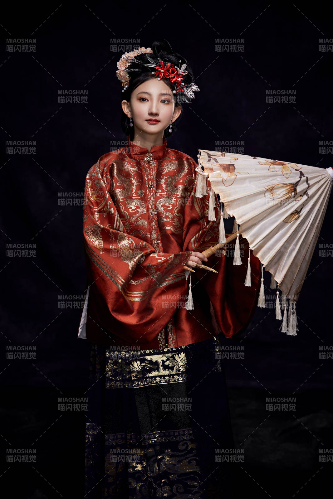 身穿明朝古装汉服的东方少女图片