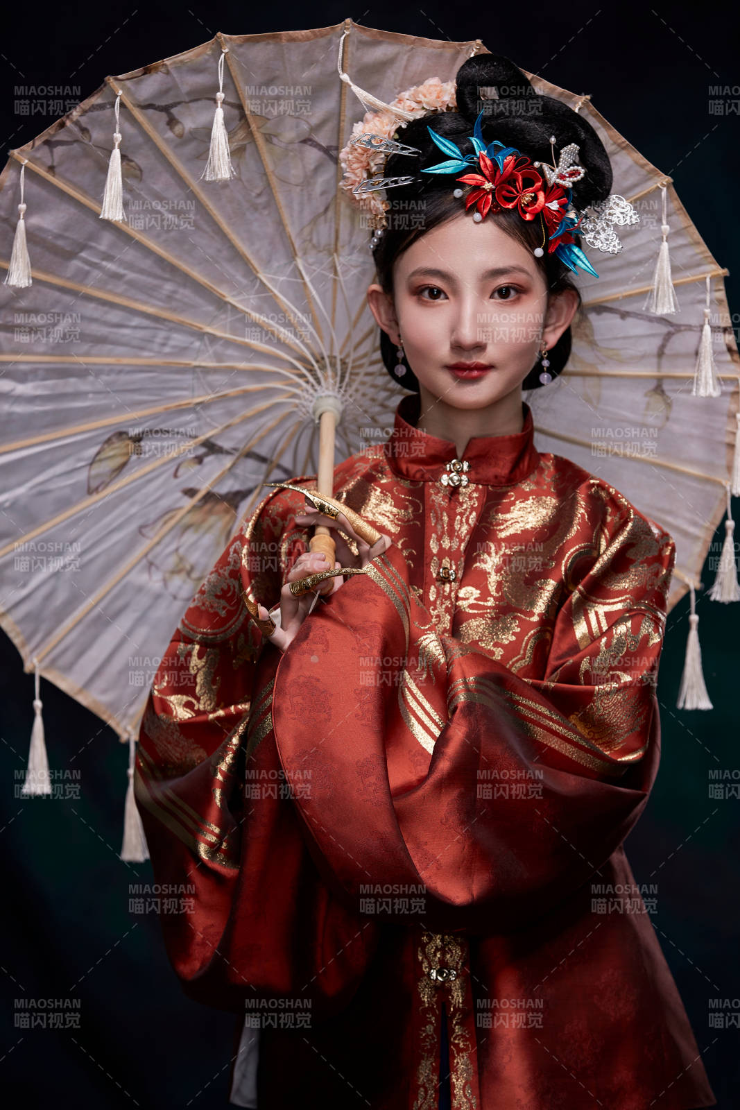 身穿明朝古装汉服的东方少女图片