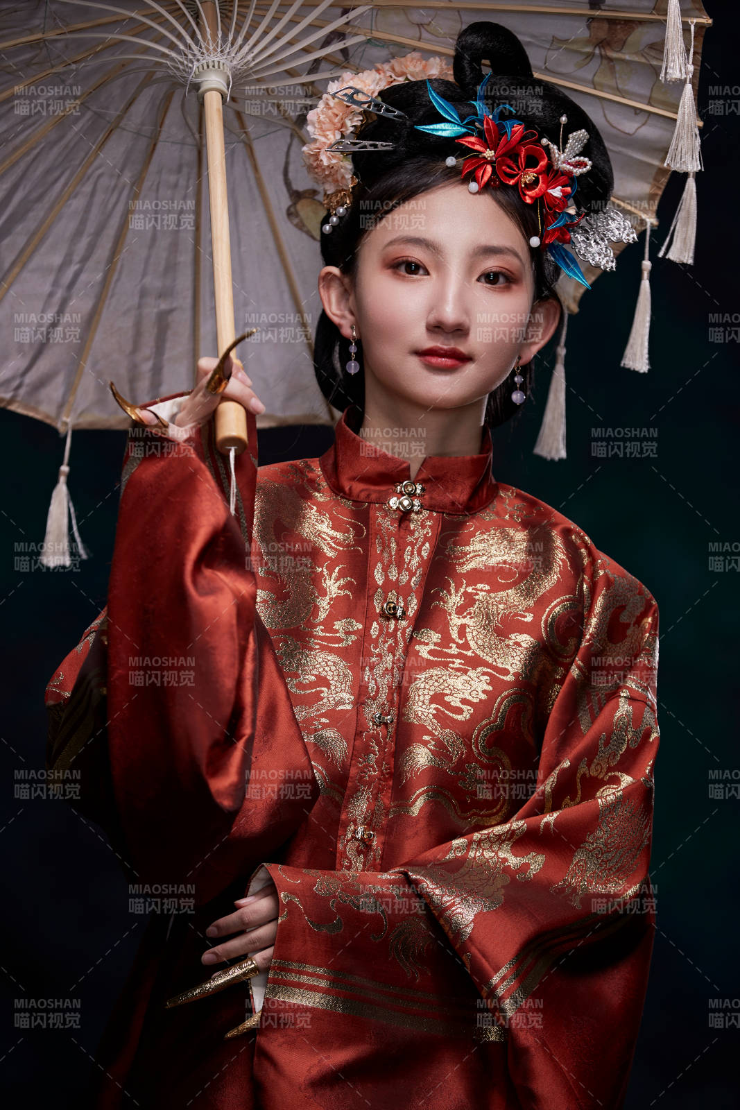 身穿明朝古装汉服的东方少女图片