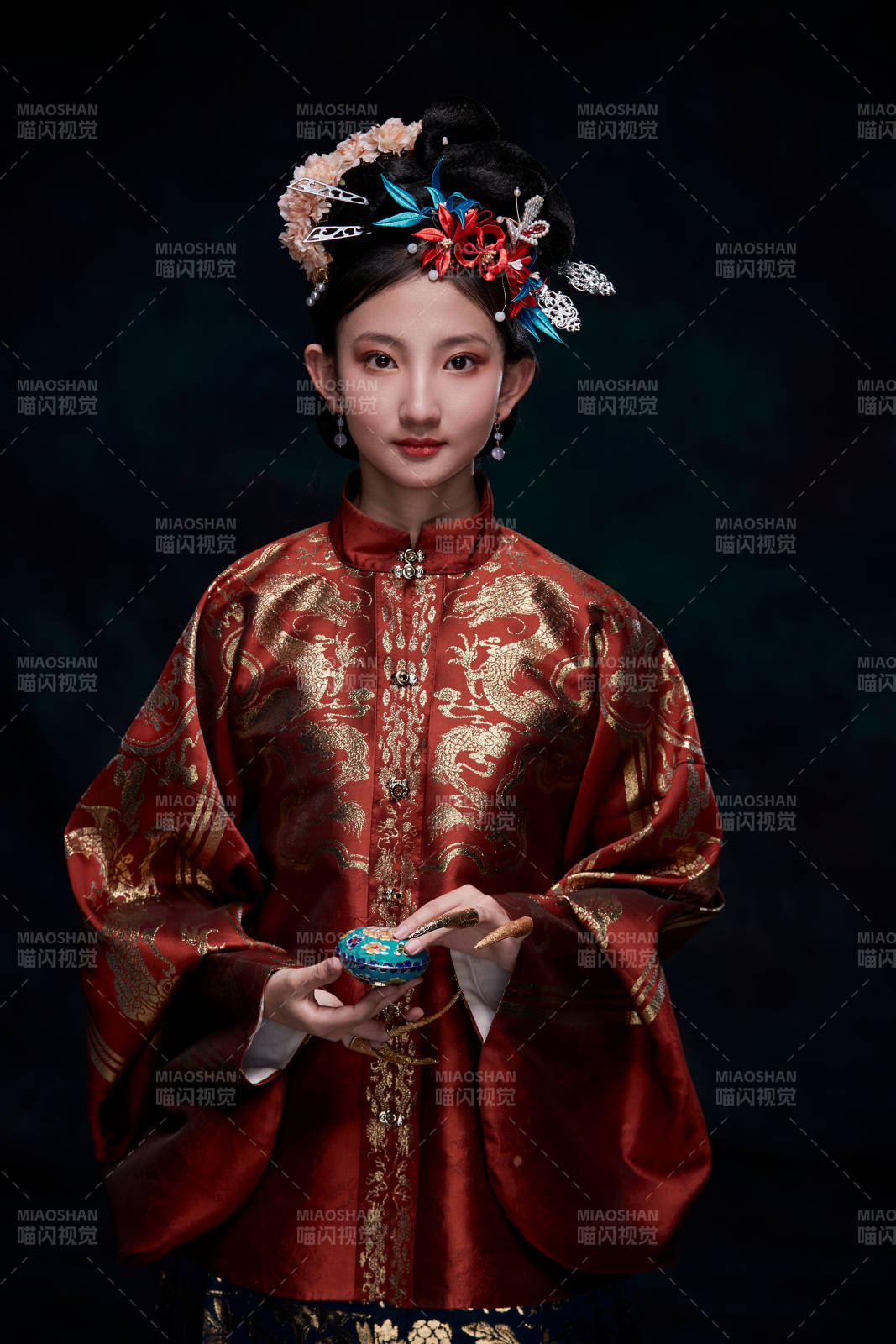 身穿明朝古装汉服的东方少女图片