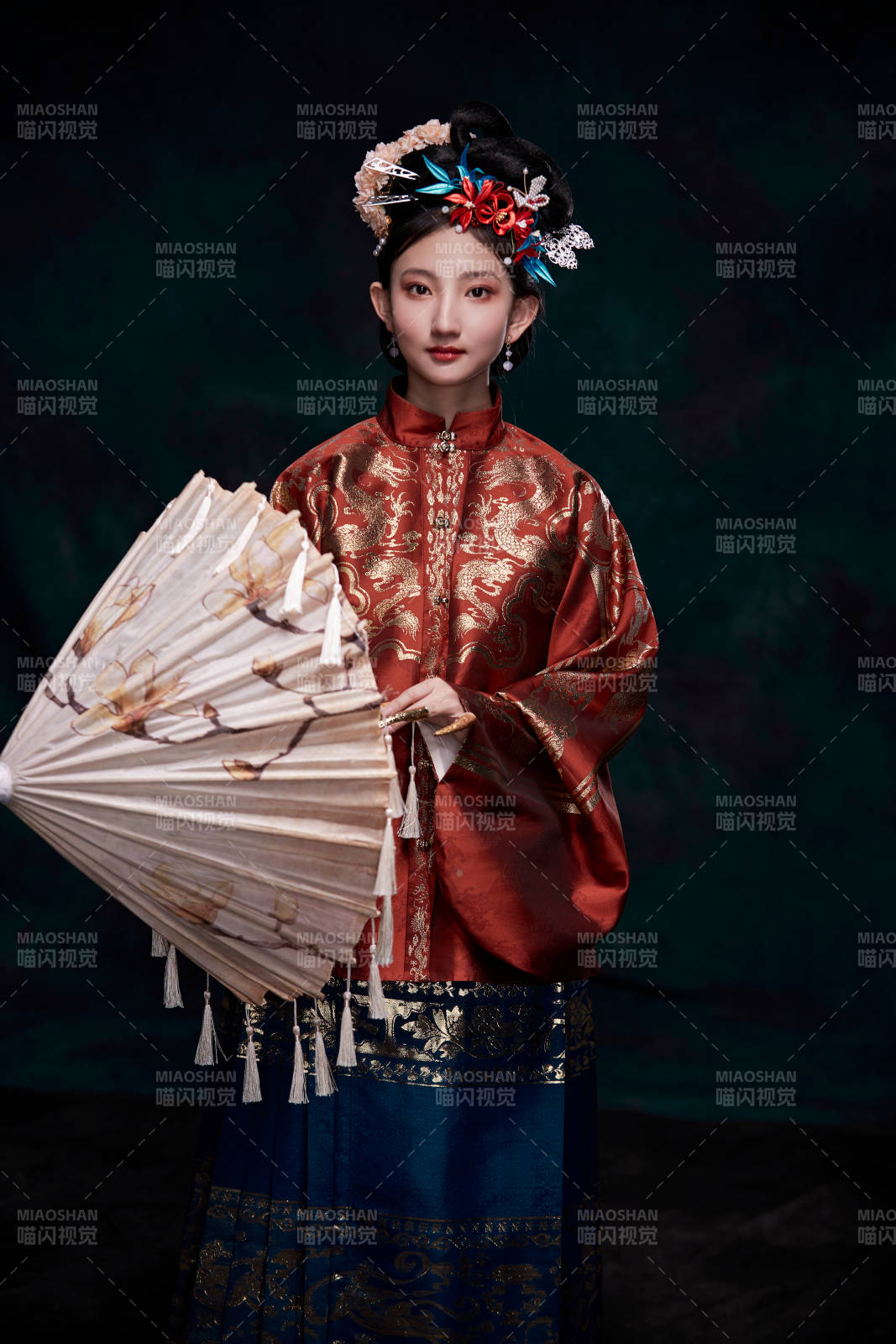 身穿明朝古装汉服的东方少女图片