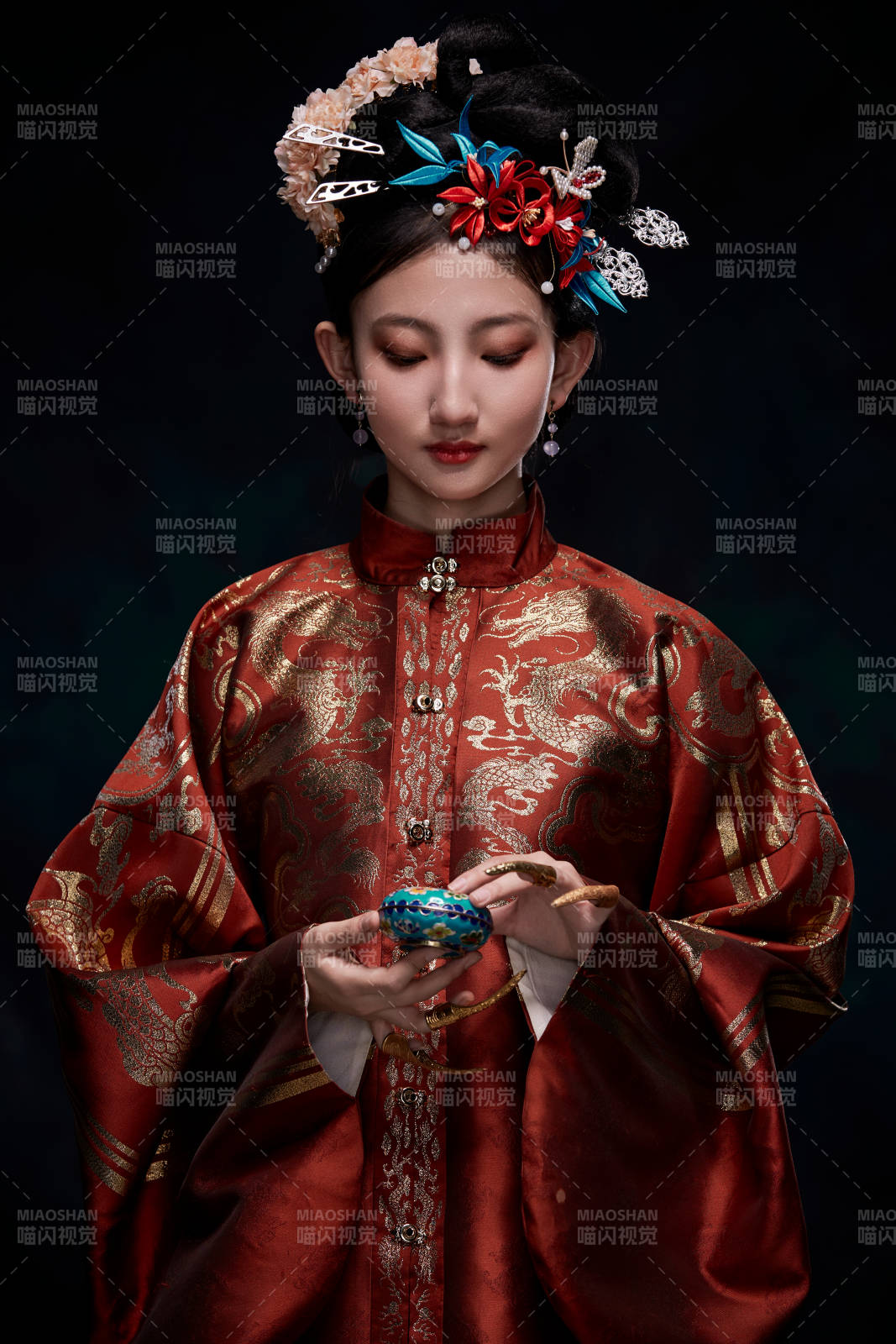 身穿明朝古装汉服的东方少女图片