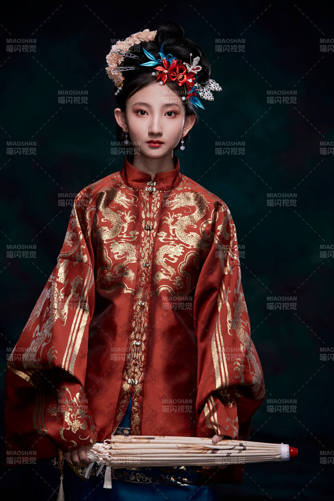 身穿明朝古装汉服的东方少女图片