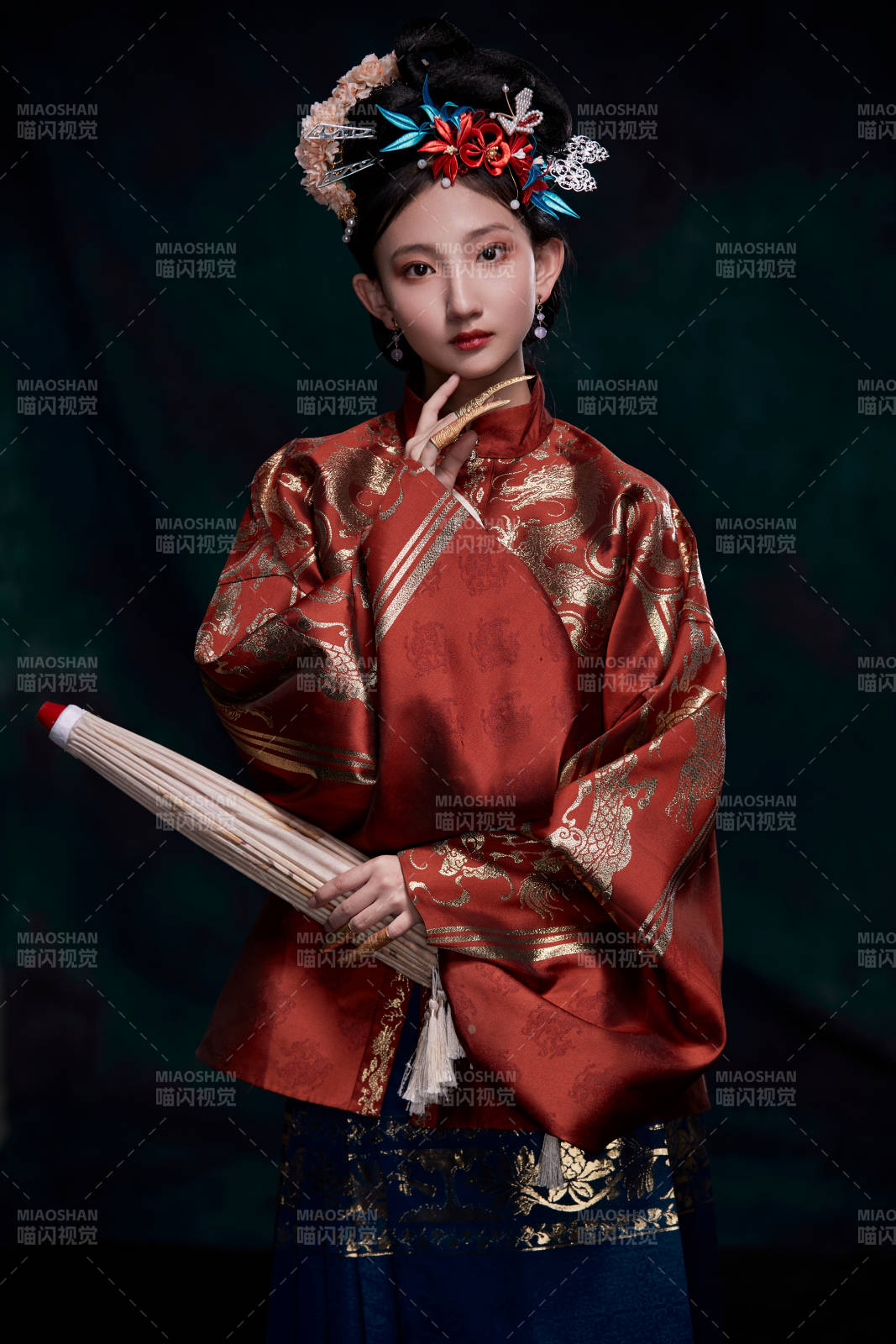 身穿明朝古装汉服的东方少女图片