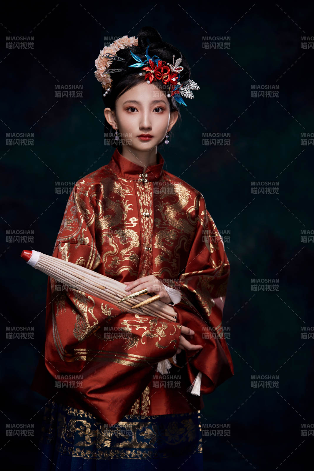 身穿明朝古装汉服的东方少女图片