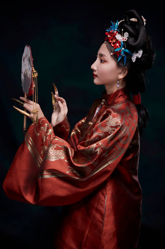 身穿明朝古装汉服的东方少女图片