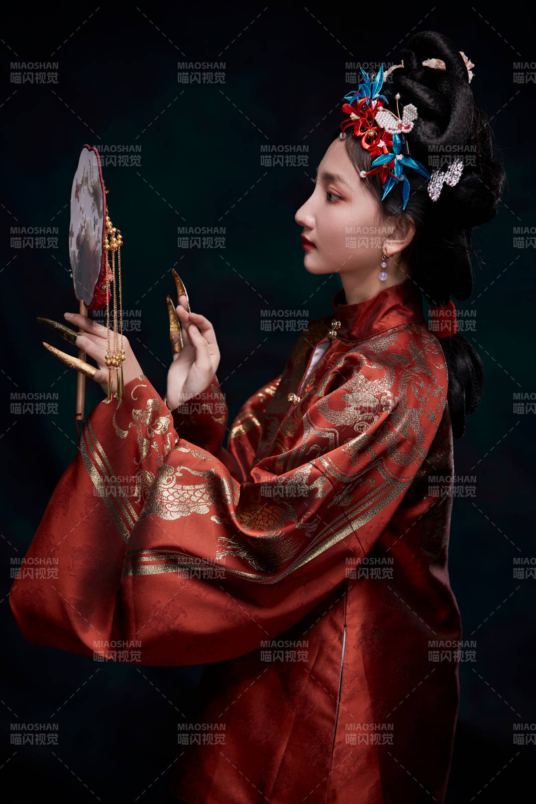 身穿明朝古装汉服的东方少女图片