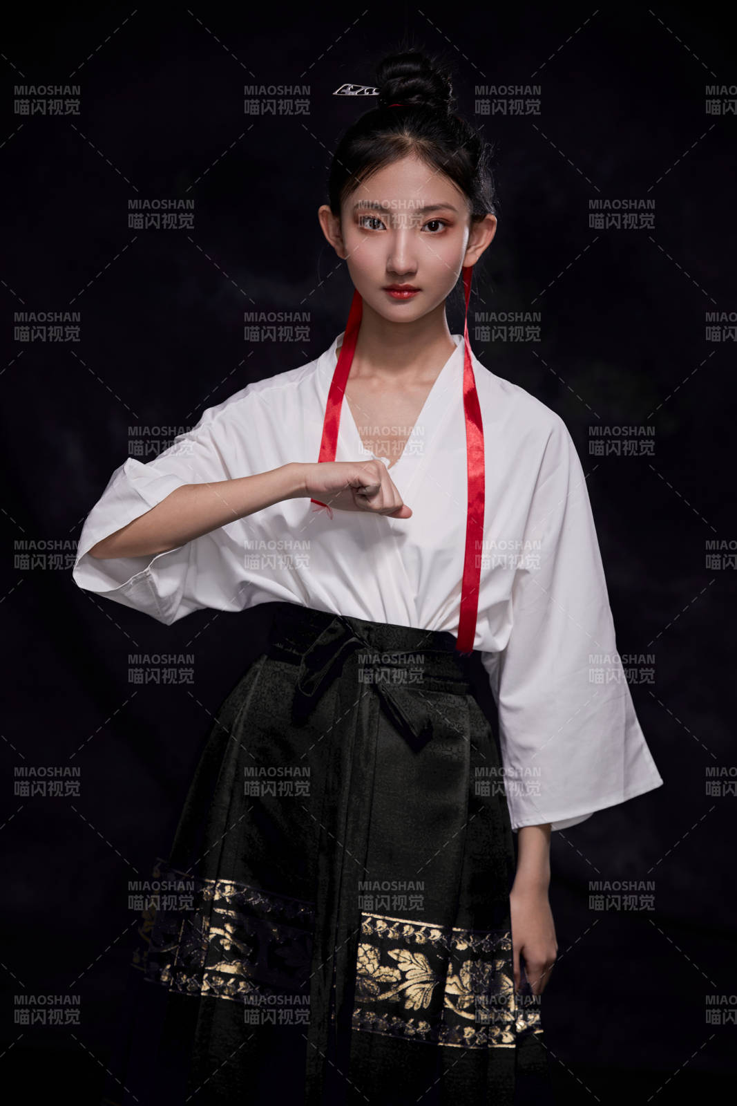 身穿明朝古装汉服的东方少女图片