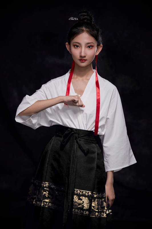 身穿明朝古装汉服的东方少女图片
