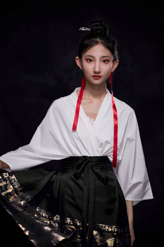 身穿明朝古装汉服的东方少女图片