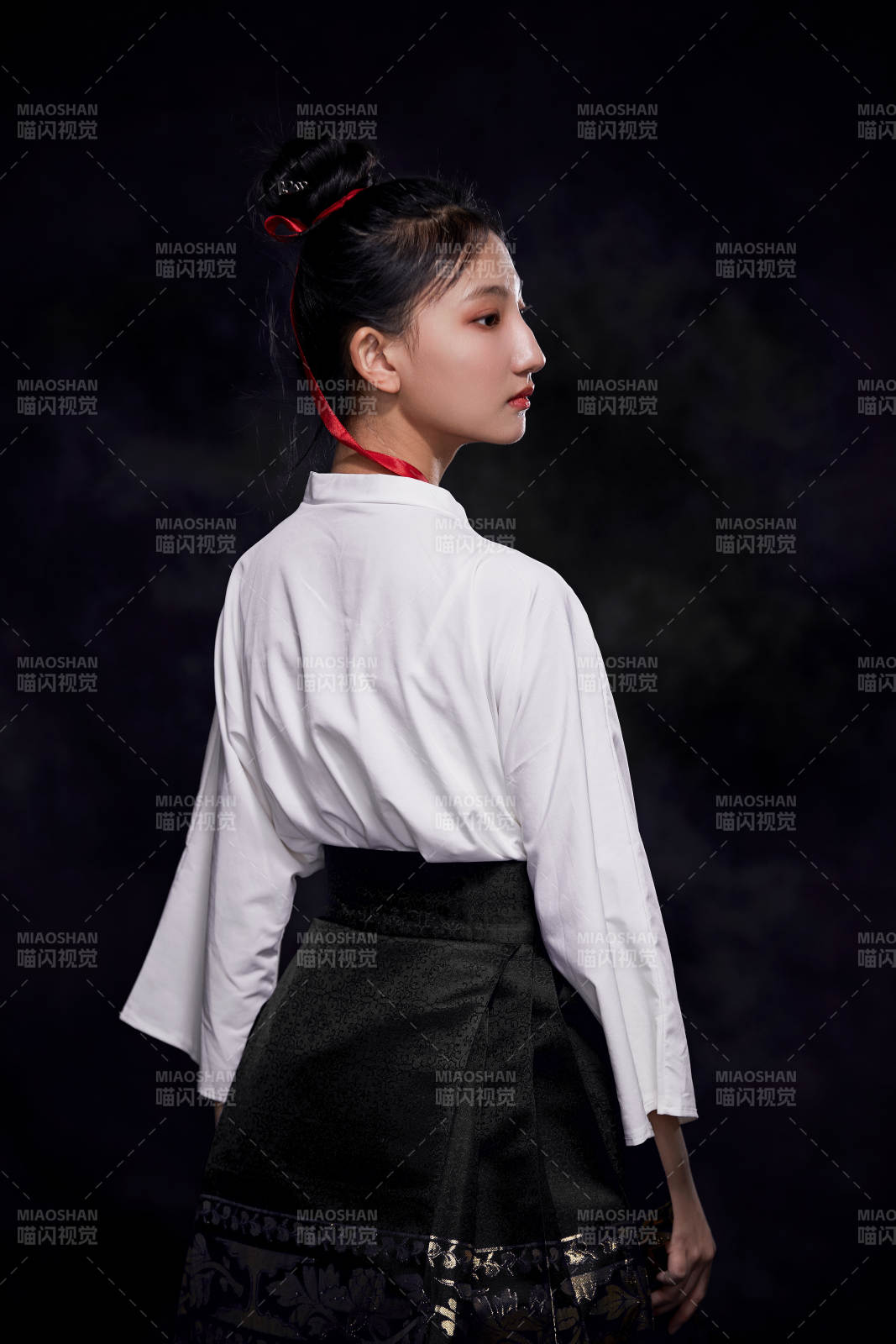 身穿明朝古装汉服的东方少女图片