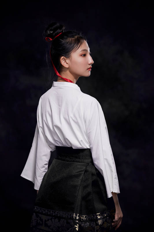 身穿明朝古装汉服的东方少女图片