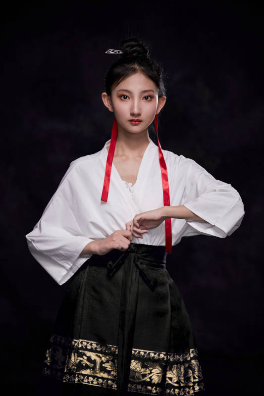 身穿明朝古装汉服的东方少女图片