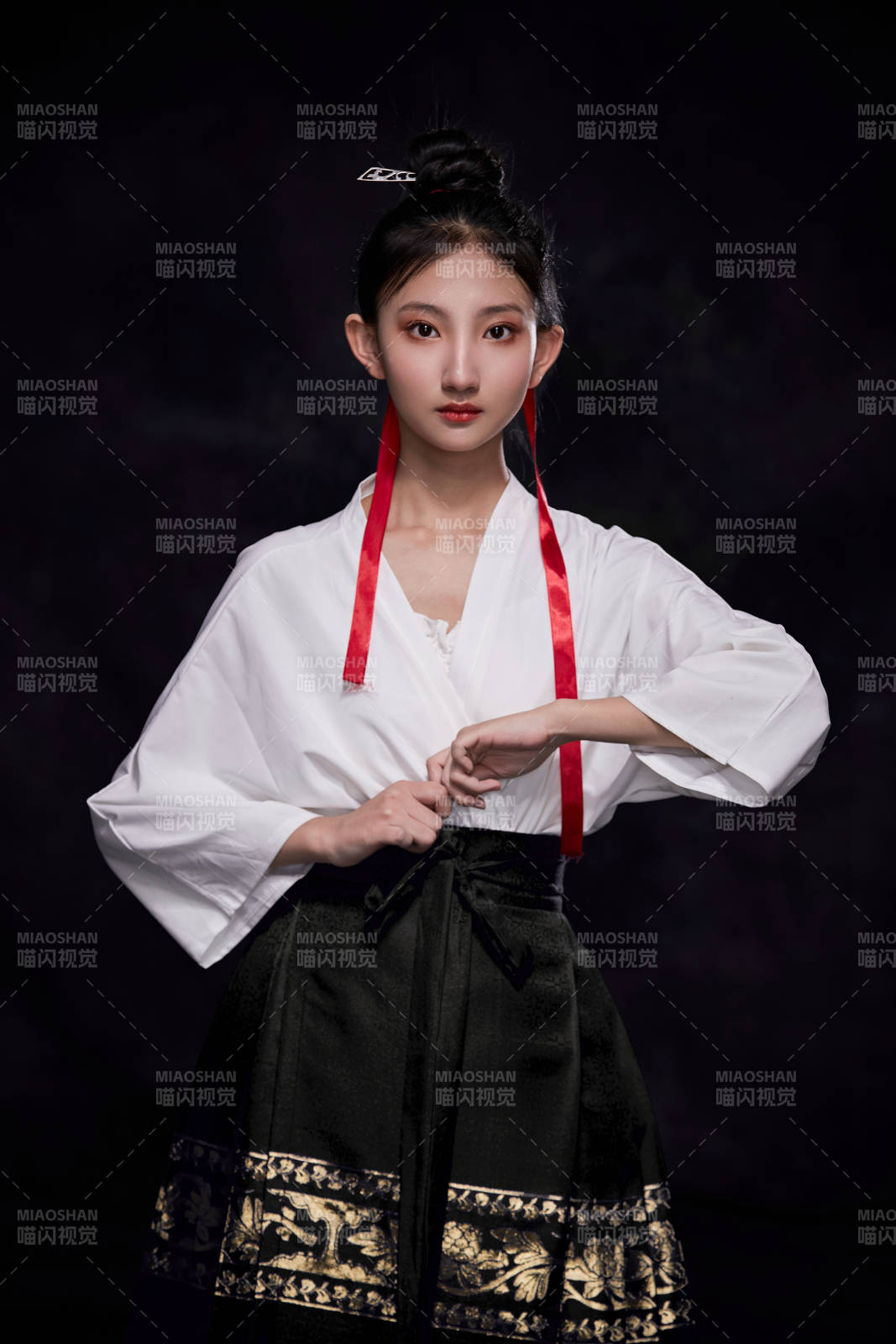 身穿明朝古装汉服的东方少女图片