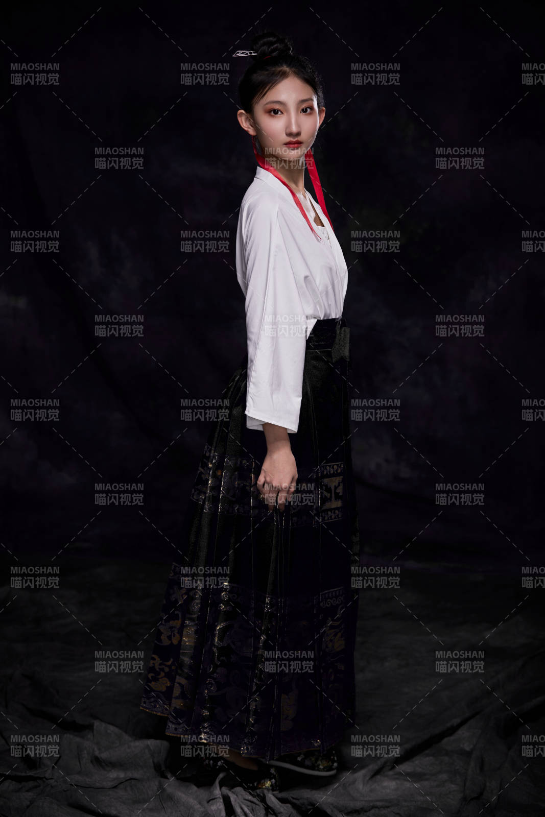 身穿明朝古装汉服的东方少女图片