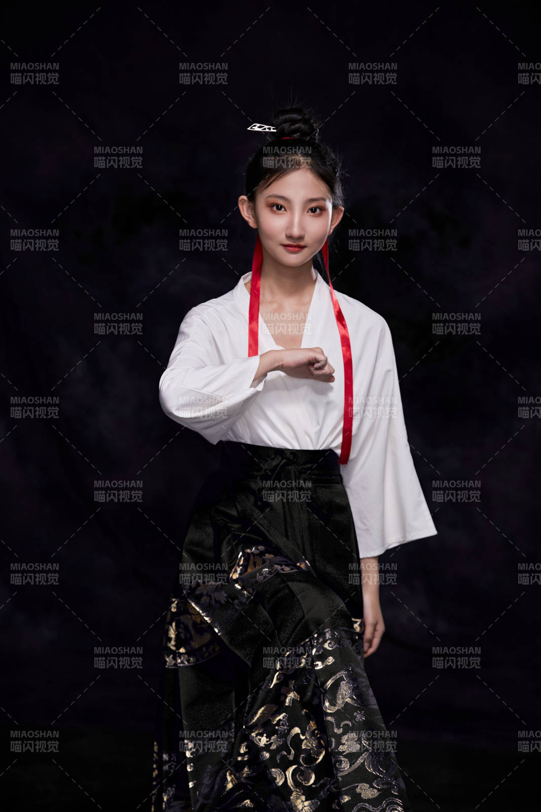 身穿明朝古装汉服的东方少女图片