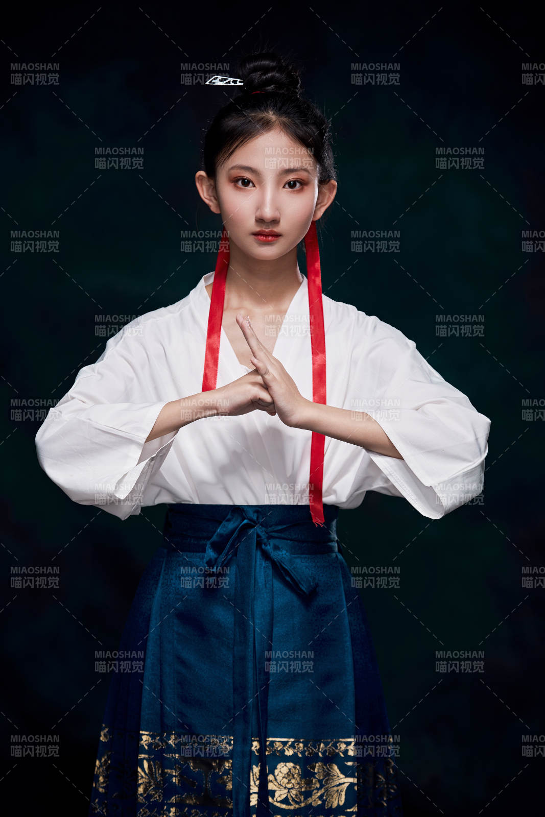 身穿明朝古装汉服的东方少女图片