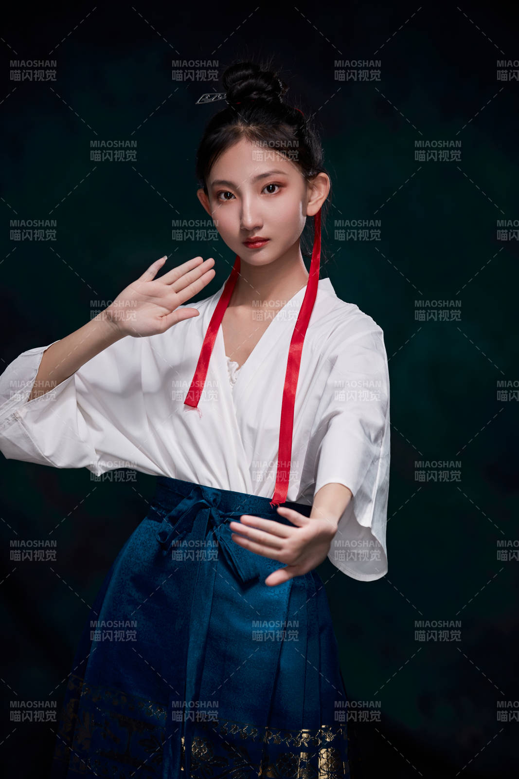 身穿明朝古装汉服的东方少女图片