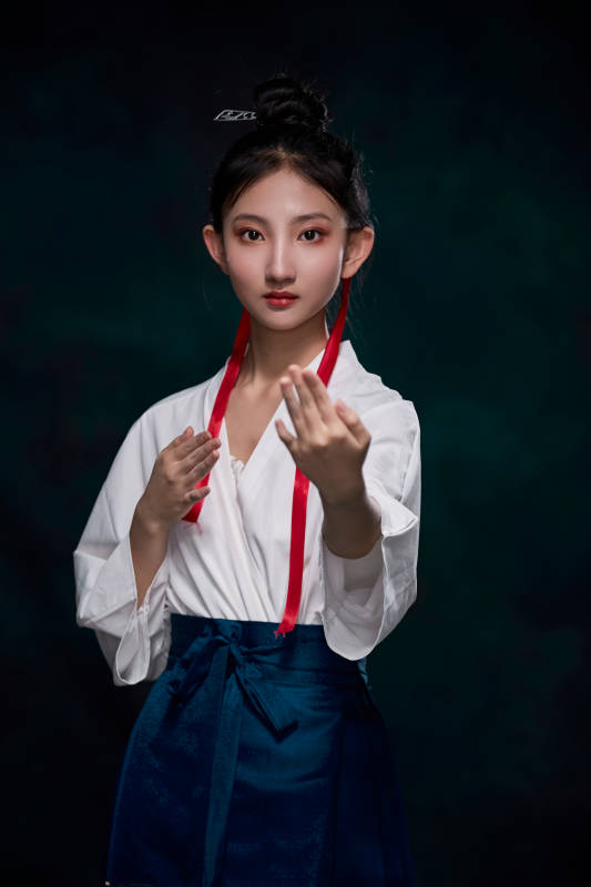 身穿明朝古装汉服的东方少女图片