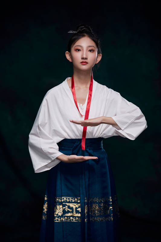 身穿明朝古装汉服的东方少女图片