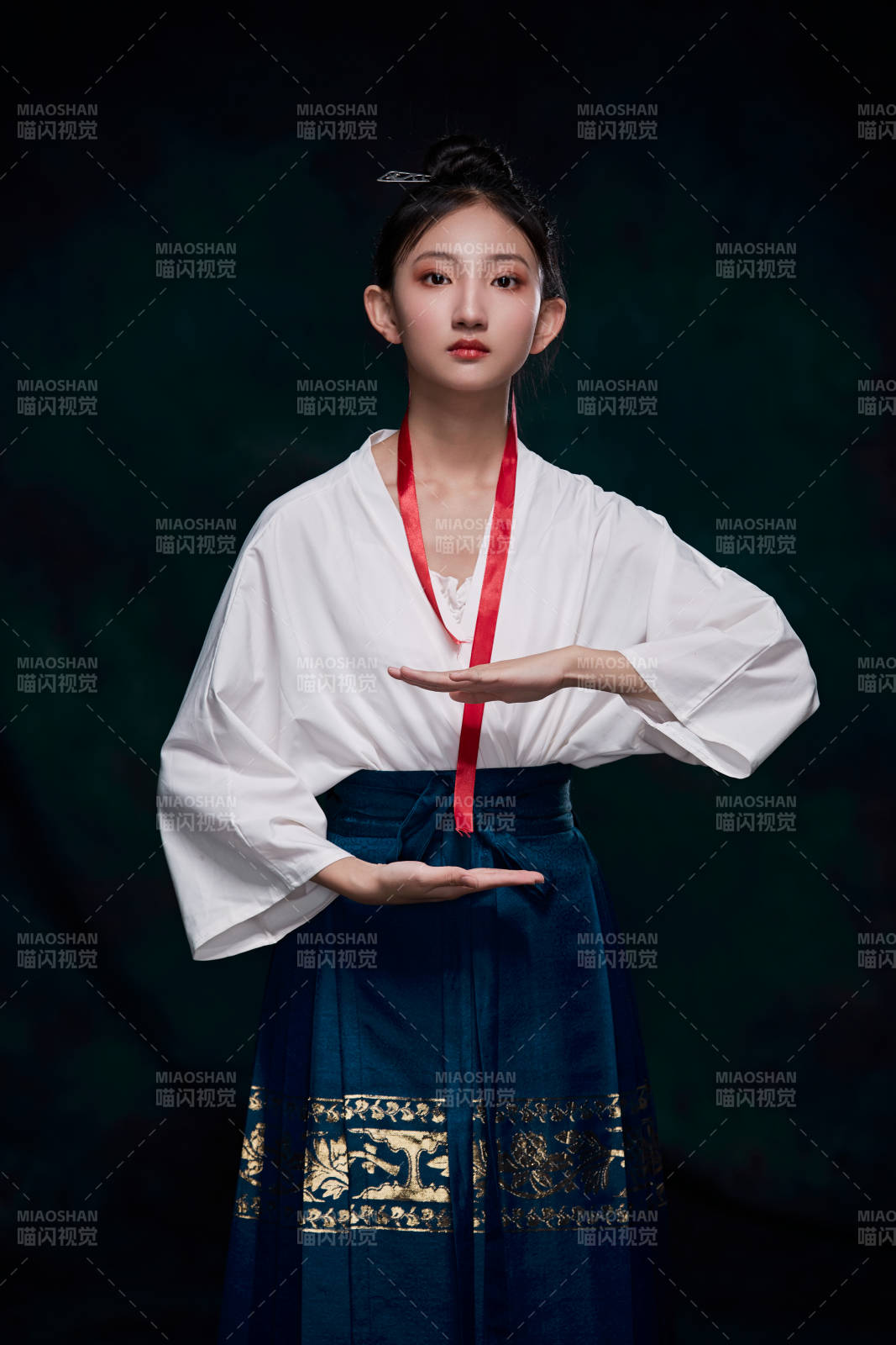 身穿明朝古装汉服的东方少女图片