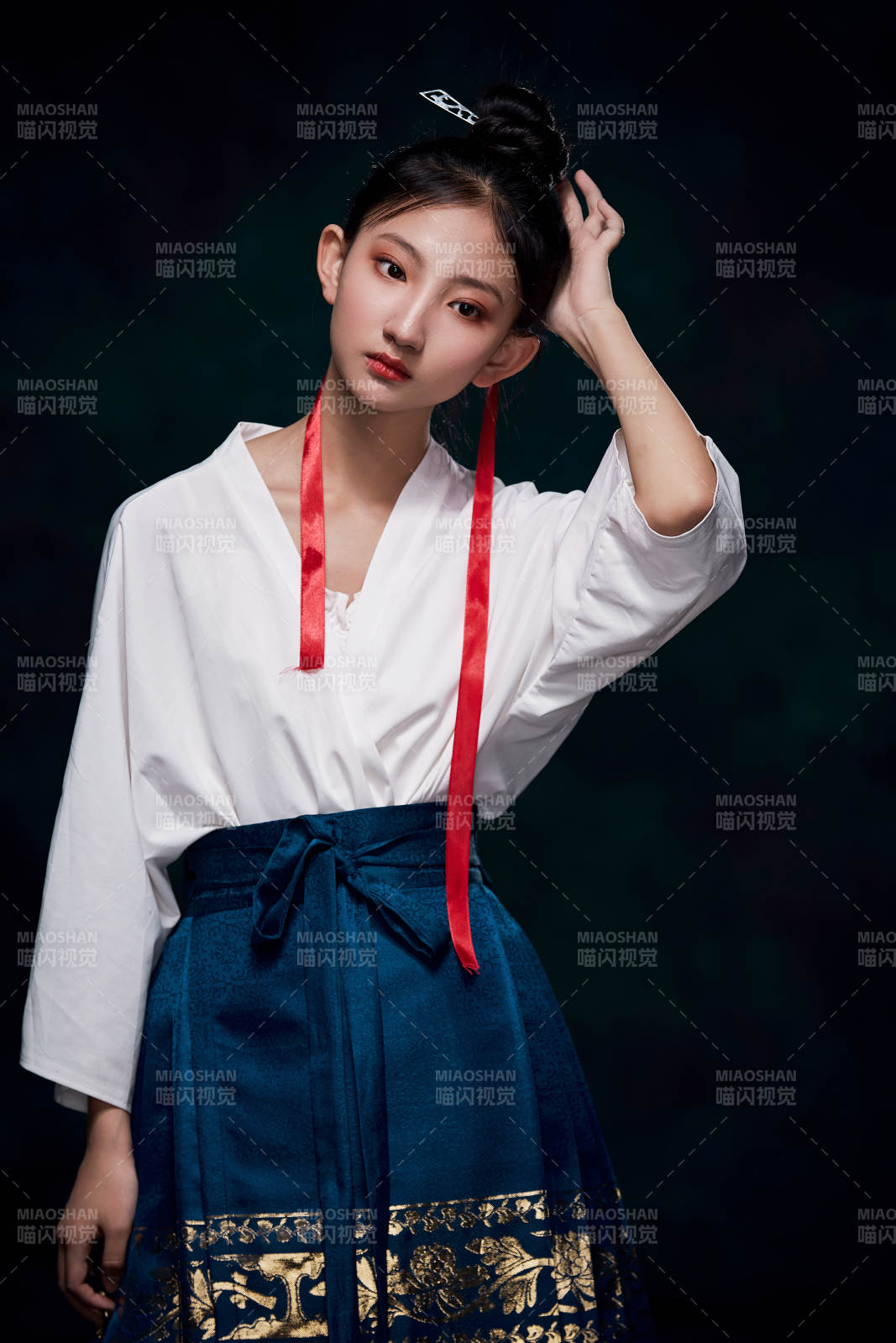 身穿明朝古装汉服的东方少女图片