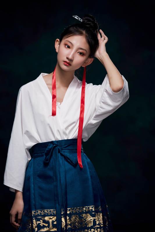 身穿明朝古装汉服的东方少女图片