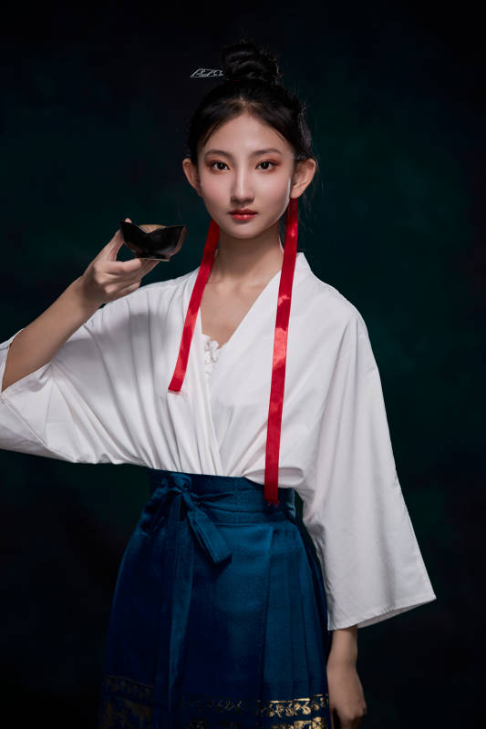 身穿明朝古装汉服的东方少女图片