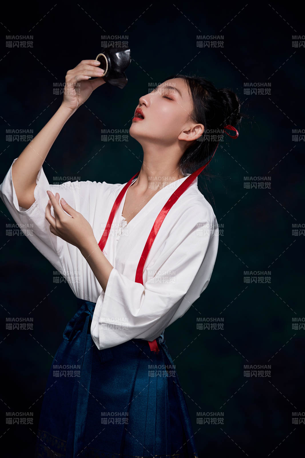 身穿明朝古装汉服的东方少女图片