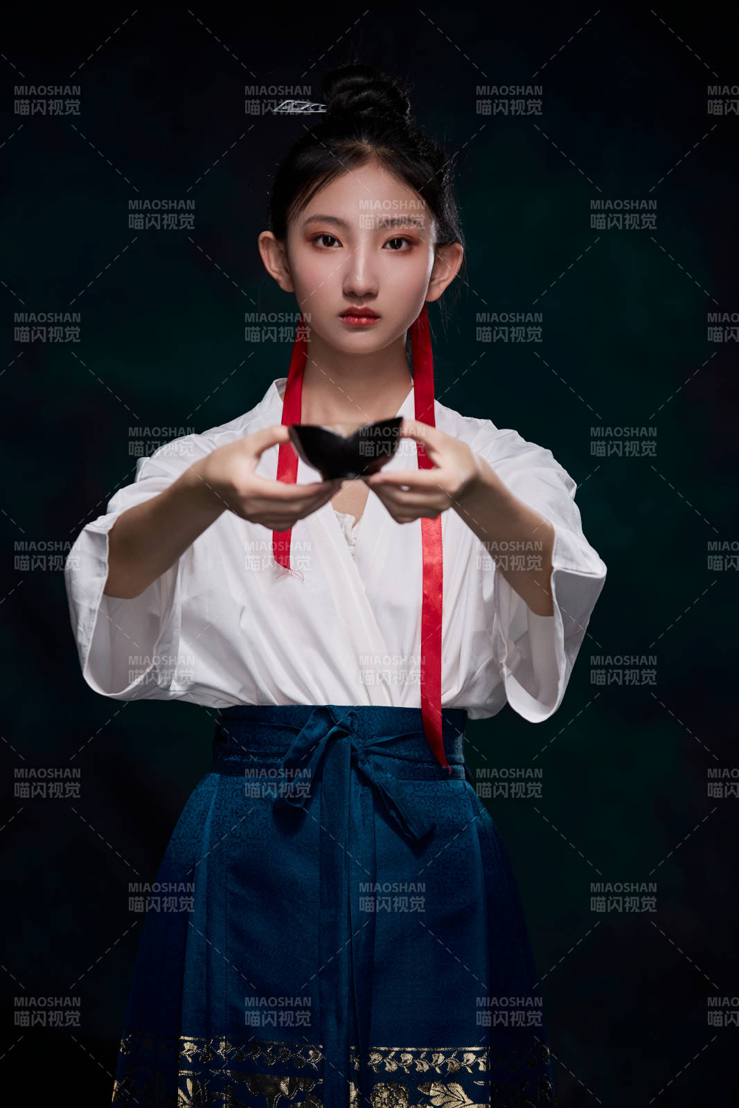 身穿明朝古装汉服的东方少女图片