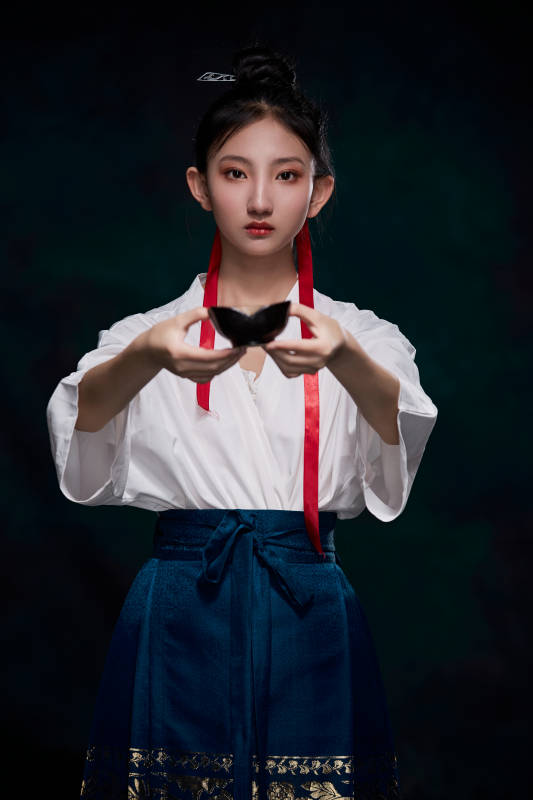 身穿明朝古装汉服的东方少女图片