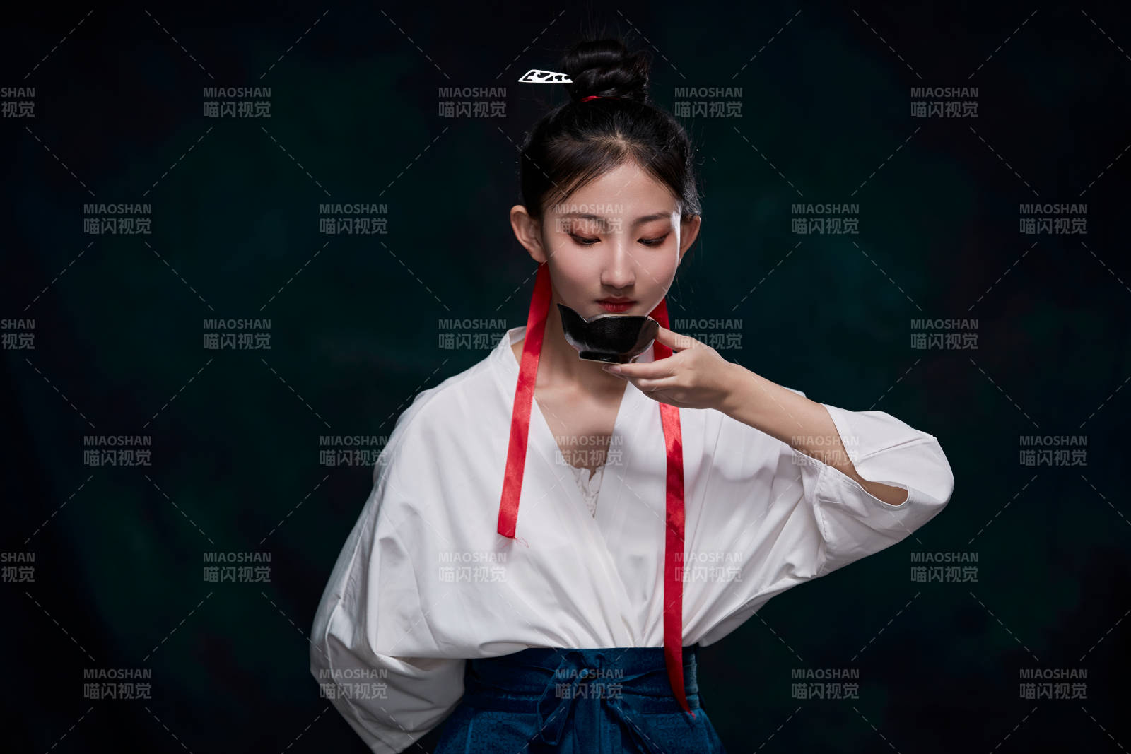身穿明朝古装汉服的东方少女图片