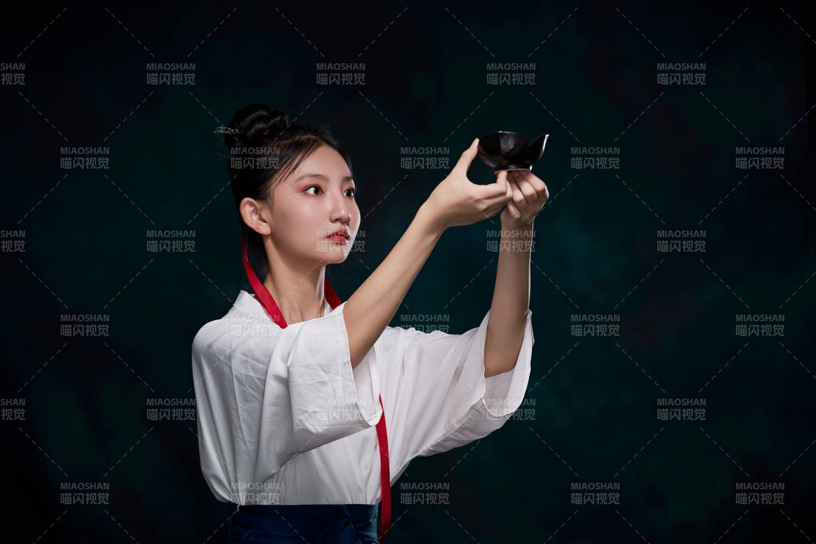 身穿明朝古装汉服的东方少女图片