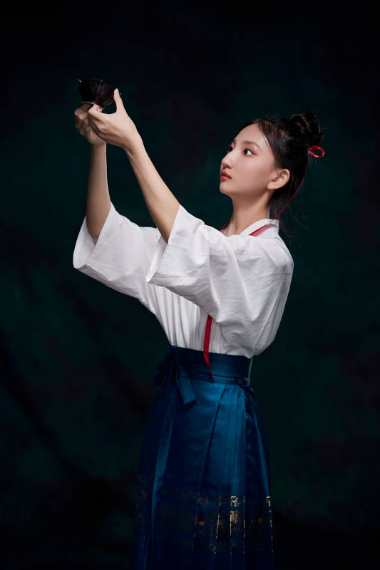 身穿明朝古装汉服的东方少女图片